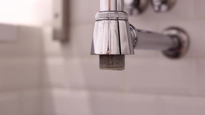 戴手套的人清洁浴室洗脸盆下的虹吸管。安装铬盆水槽瓶子陷阱废物。