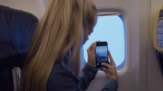 十几岁的女孩从飞机上拍摄风景