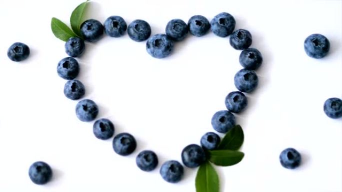 夏季蓝莓心形框架排毒隔离在白色背景。爱浆果边框设计。关闭俯视图或平铺，放置文本