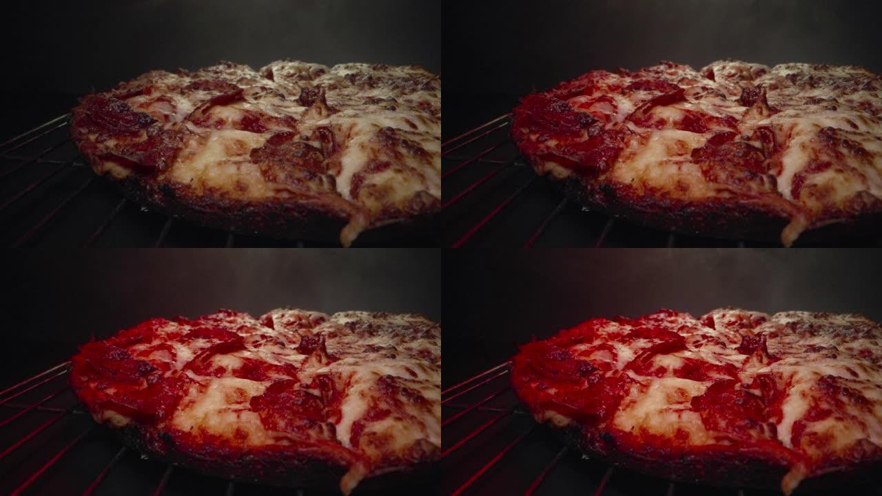 加热灯在冷却架上新鲜出炉的美味热腾腾的深盘意大利辣香肠比萨饼上方打开