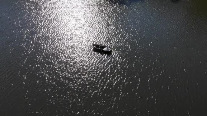 船与新娘在神话般的眩光的太阳的背景，这是反映在一个大湖的水。