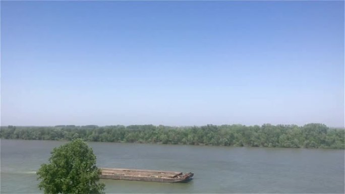 贝尔格莱德穿越蓝色多瑙河的油罐船的鸟瞰图