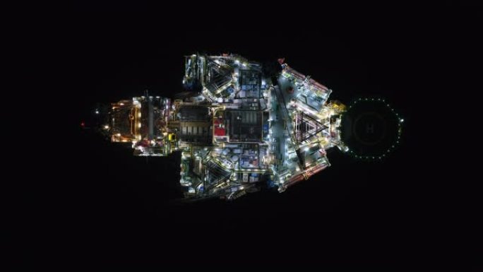 海上石油平台的空中拍摄夜间近距离工作