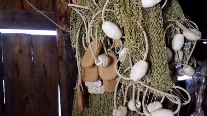 挂在木制谷仓里的渔网特写。4K