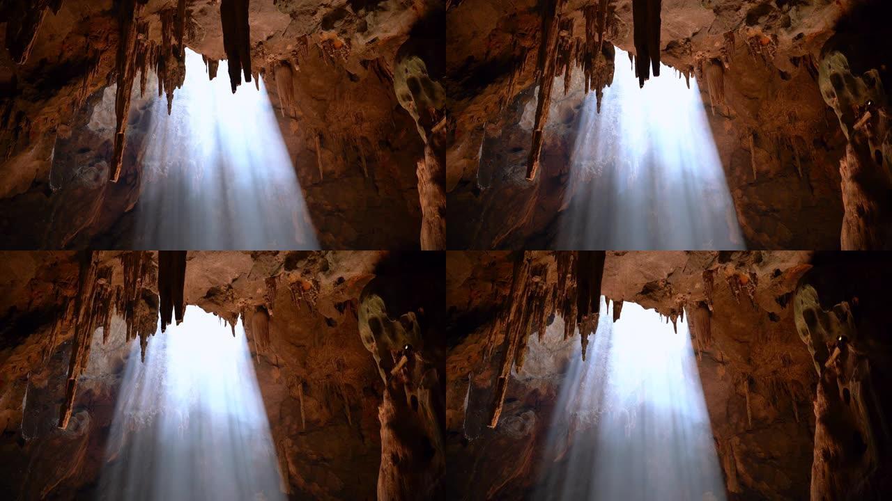 洞穴里的光。泰国自然奇妙的旅游胜地，Phetchaburi省Khao Luang Cave的所在地。