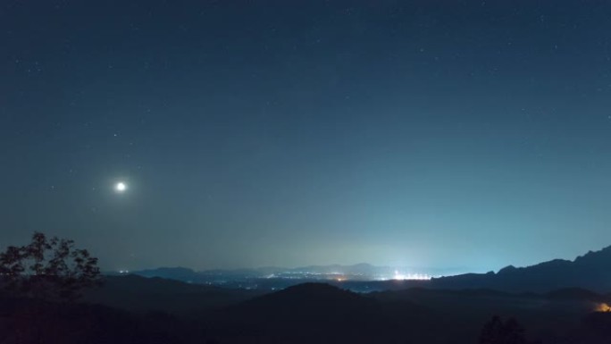 4k视频中的时间流逝。星状排列现象 (土星，月亮，金星，木星) 在山上薄雾笼罩的夜空中，长时间曝光，