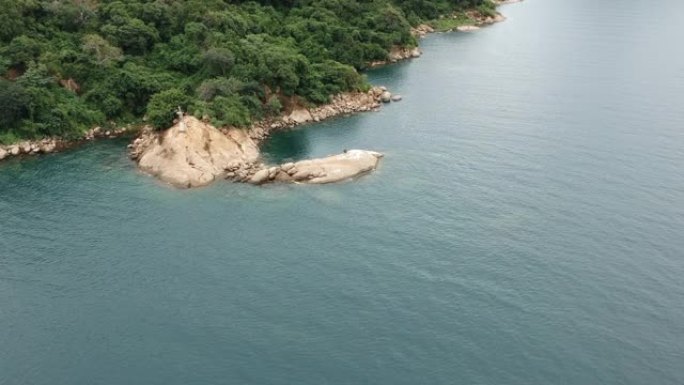 马拉威猴湾湖带森林天线的岩石海岸