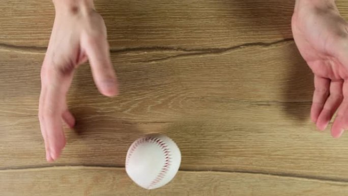 在木制黑色背景上扔棒球。