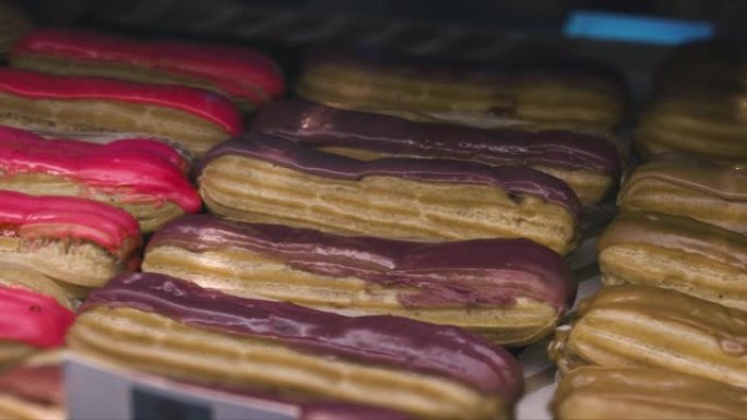 一套新鲜出炉的小饼面粉糖果躺在柜台店面。甜点和法式长棍面包。商店里的烘焙产品。带幻灯片的卡车摄像机运