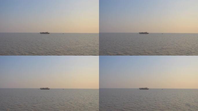 船在柬埔寨暹粒的洞里萨湖上航行。