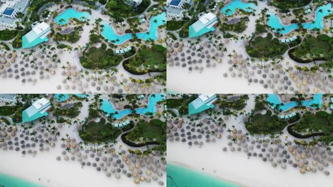 阿鲁巴海滩的俯视图，岸上的酒店。白色沙滩，美丽的海滩，高大的棕榈树。绿松石海水度假