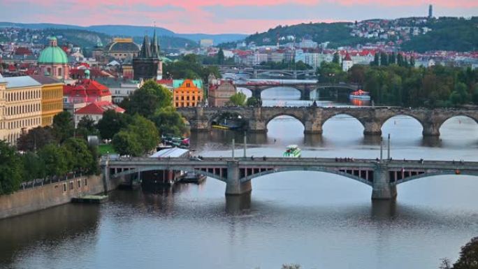 捷克共和国布拉格伏尔塔瓦河上桥梁的日落场景