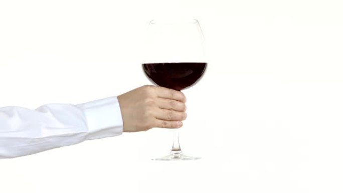 拿着装满酒的酒杯的女人