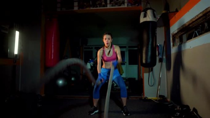 年轻女运动员用战斗绳锻炼