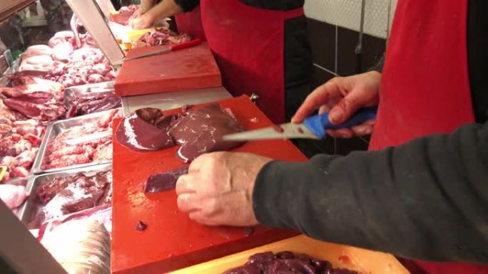 在肉店清洗羊肝。新鲜肉类切块熟食切肉
