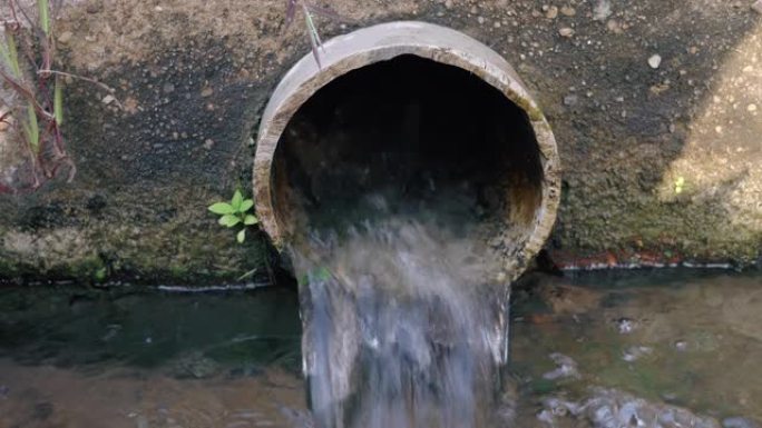 街道上的排水或污水人孔网格系统