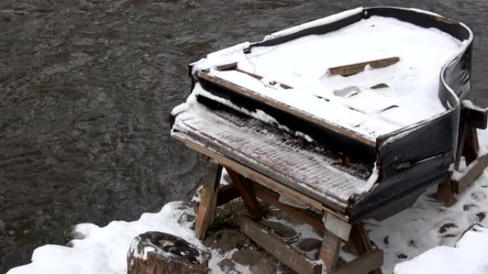 冬天河附近破碎的雪域钢琴乐器