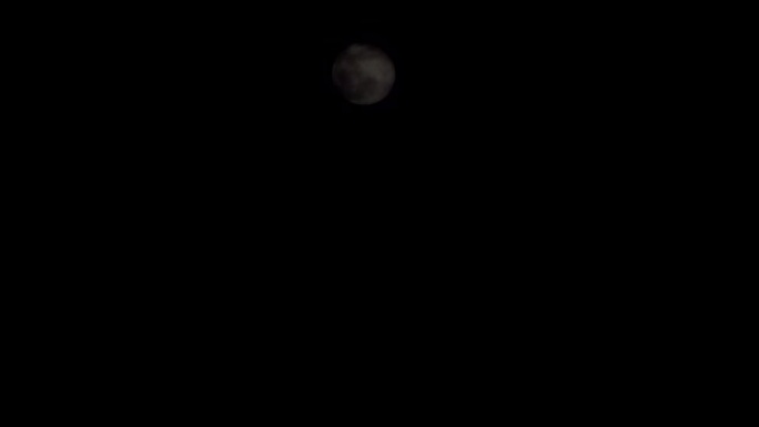 乌云密布的夜空中的满月