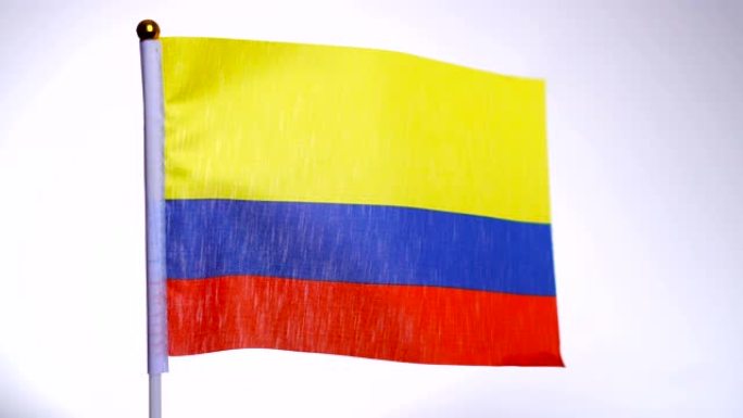 旗杆上的哥伦比亚国旗迎风飘扬。