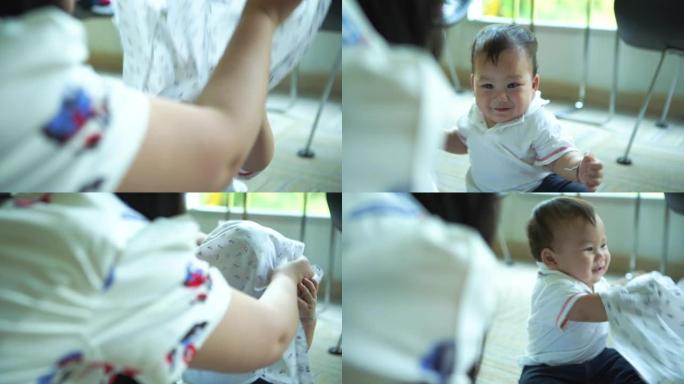 男婴用尿布和妈妈玩躲猫猫游戏