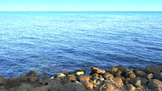 石质海岸线的海景视频
