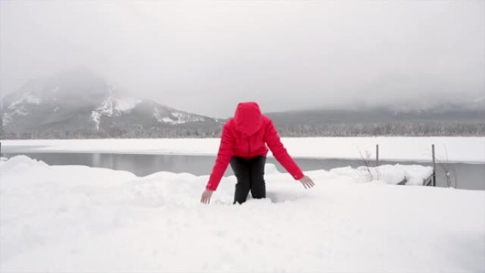 女人在朱砂湖玩雪