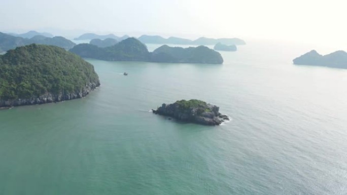 空中: 在越南著名旅游胜地下龙湾和猫巴岛上空的独特飞行。风景秀丽的天空有云，地平线上的石灰岩山峰。