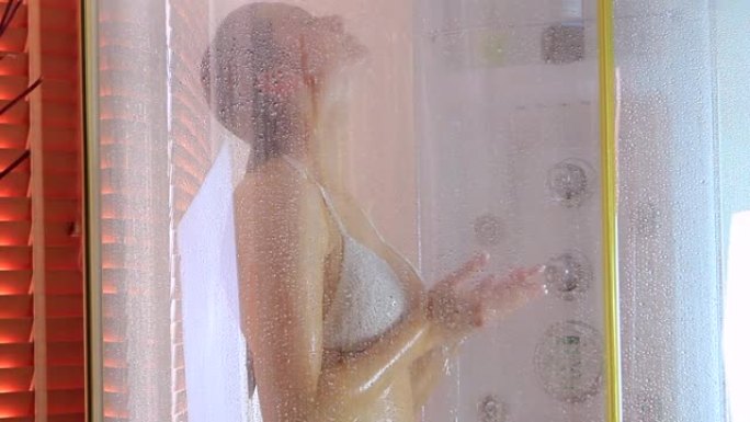 蒸汽淋浴的女人洗澡沐浴