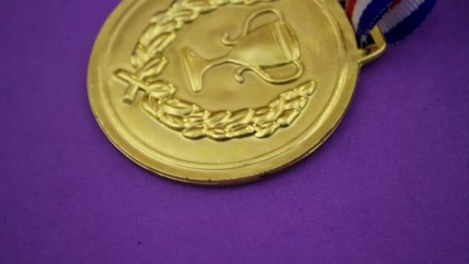 紫色背景上带有丝带的金牌