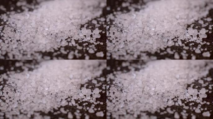 白色海盐的水晶落在木桌上