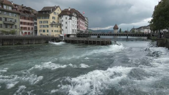 位于瑞士罗伊斯河畔卢塞恩老城中心的老水坝Nadelwehr
