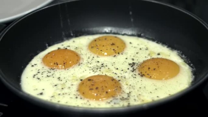在锅里煮薯条炒鸡蛋