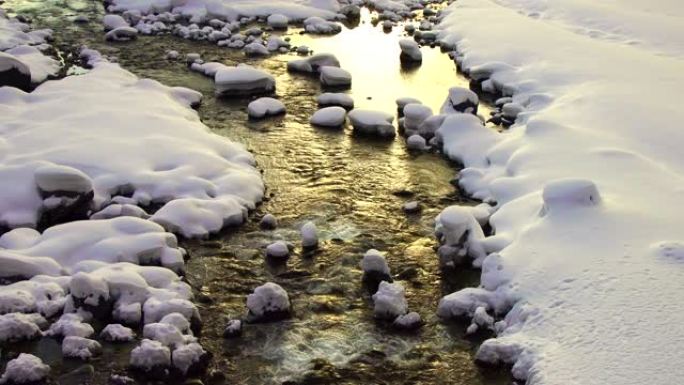 日本白马村，松川溪流和雪景。