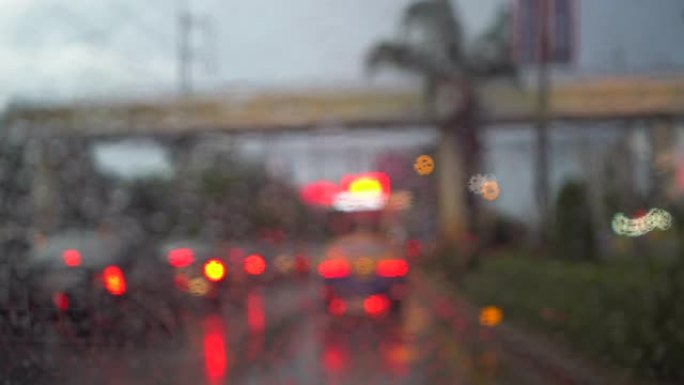 大雨中的汽车雨天行车下雨天开车落雨