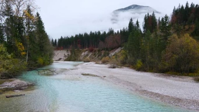 德国Karwendel Bavarian Prealps和Isar river flow的秋季阴天