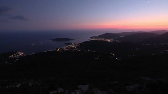 布德瓦里维埃拉夜间海岸线。黑山、巴尔干半岛、亚得里亚海。从山路路径的顶部观看。