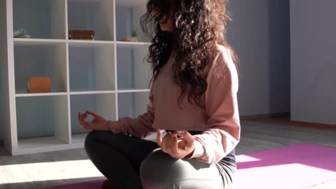 成年女性在客厅做瑜伽练习的4k视频