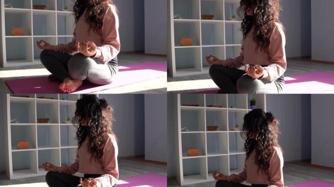 成年女性在客厅做瑜伽练习的4k视频