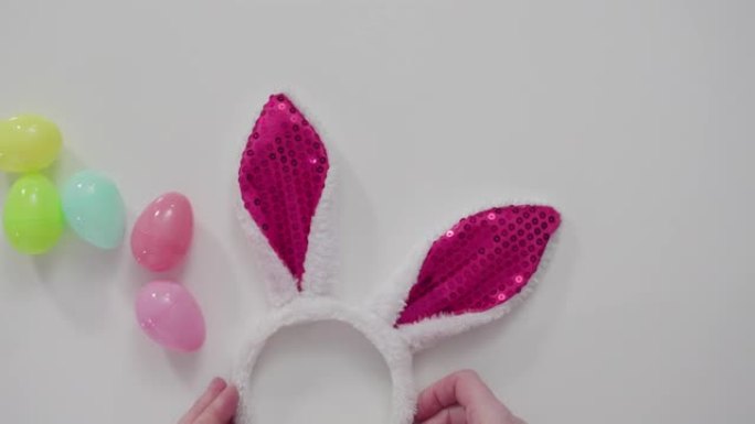 白色背景上的白色和粉红色复活节兔子耳朵。