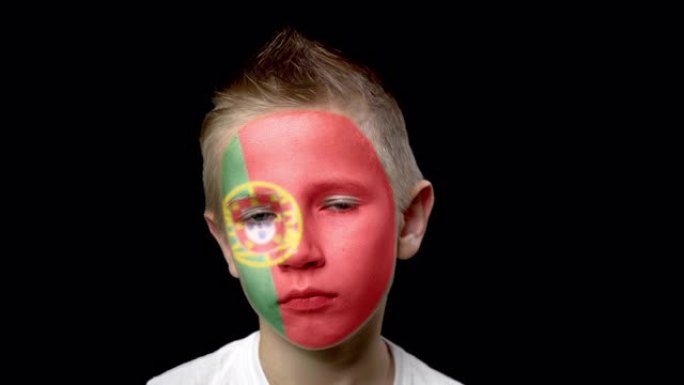 可怜的葡萄牙足球队球迷。脸上涂着民族色彩的孩子。