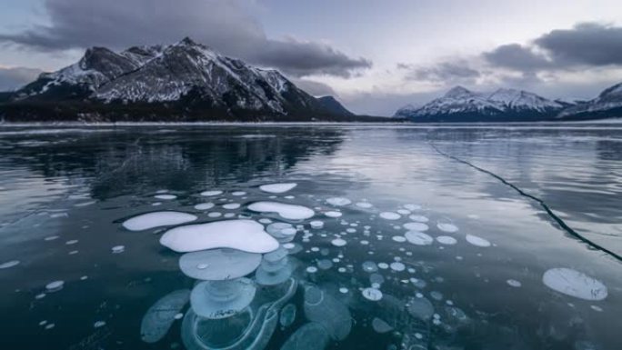冰泡冰冻湖的日出-时间流逝
