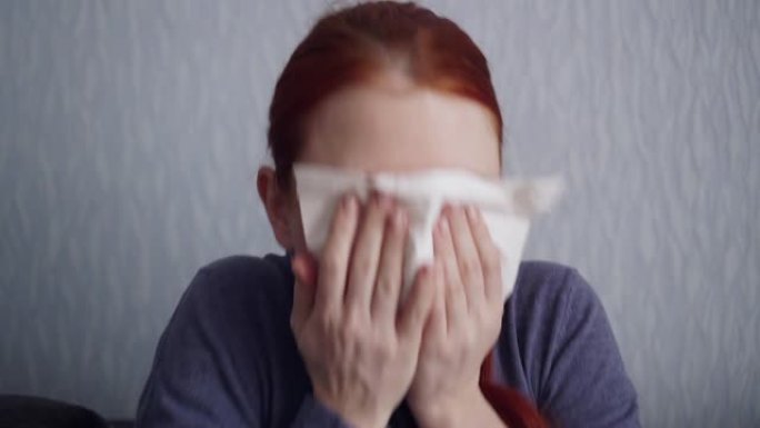 生病的女人在家打喷嚏成纸围巾。