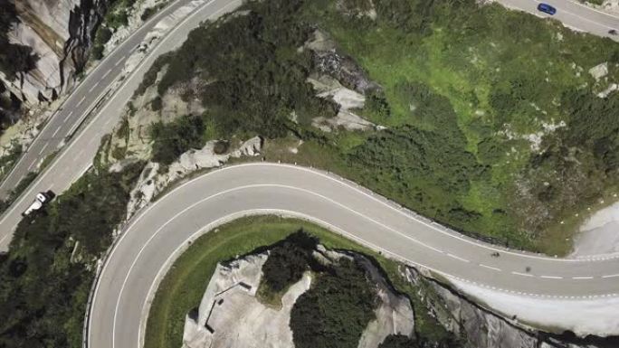 瑞士山谷中部之字形高速公路的鸟瞰图