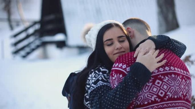 恋爱中的美丽夫妇享受新鲜的降雪