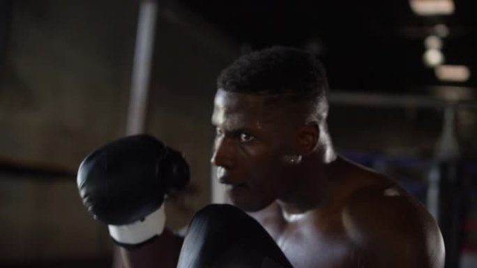 非裔美国拳击手击中沉重包的动态镜头
