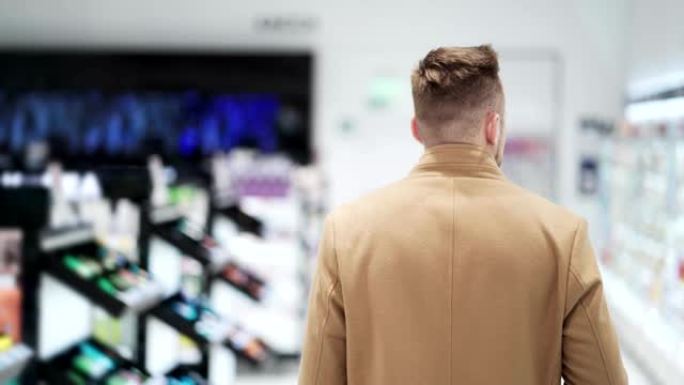 背面视图，穿着棕色外套的年轻人去购物中心，steadicam拍摄