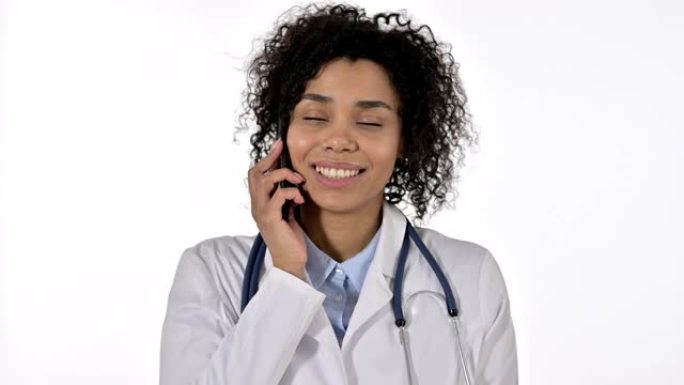 非洲女医生在办公室用智能手机聊天的肖像