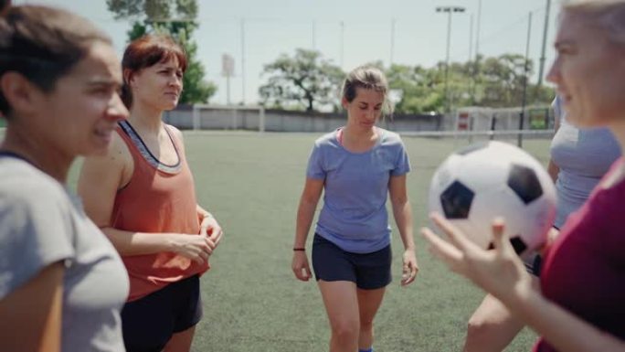 女足球运动员训练前谈战术