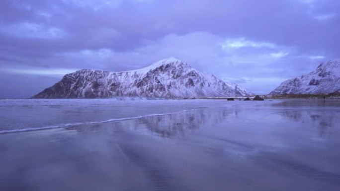 欧洲挪威诺尔兰郡罗弗敦群岛斯卡格桑登海滩的海景。白色雪山丘陵，冬季自然景观背景。著名的旅游景点。日落