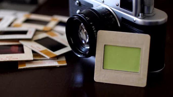 老式胶片相机和绿屏幻灯片胶片